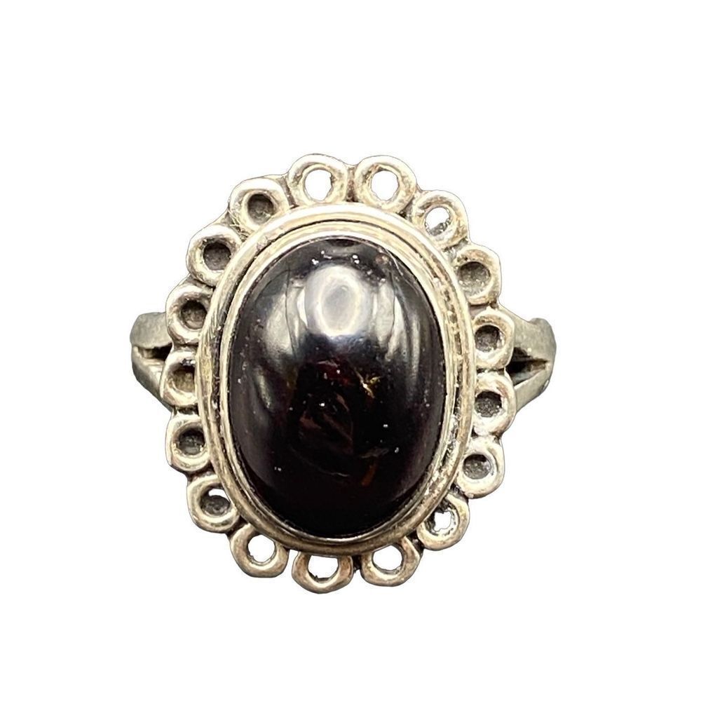 Vintage sterling silver 925 oval garnet cabochon surrounded by open swirls size